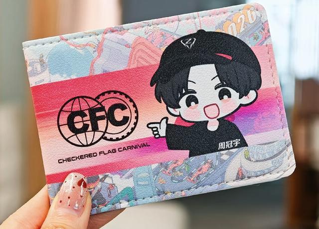 九游体育平台-周冠宇Q版“超级驾照”在沪开售 F1赛前嘉年华再添新玩法
